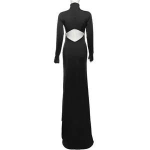 Vista trasera de elegante vestido largo negro con cuello alto y espalda descubierta