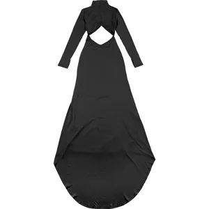 Vista detallada de un vestido largo negro de manga larga con cuello alto y abertura en la espalda