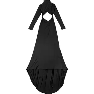 Detalle de un vestido negro de cuello alto y manga larga con recorte y dobladillo bajo.