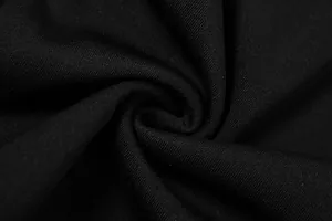 Gros plan d'un tissu en tricot noir de qualité montrant la texture et le tissage
