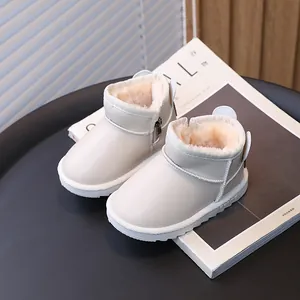 Stivali da neve per bambini color crema con morbida fodera in peluche e zip laterale