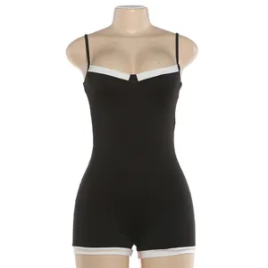 Vue de face d'un body en maille sexy bicolore noir et blanc présenté sur un mannequin