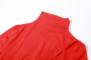 Detalle en primer plano del cuello alto de un vestido rojo ajustado de manga larga mujer