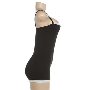 Vue latérale montrant la coupe d'un body en maille sexy bicolore noir et blanc sur mannequin.