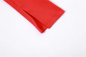 Primer plano del puño de la manga roja con un diseño elegante de abertura para el pulgar