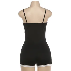 Vue arrière détaillée d'un body en tricot noir avec de fines bretelles et un bord blanc contrasté
