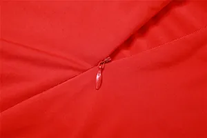 Primer plano de la cremallera oculta en un vestido rojo con textura de tela de calidad
