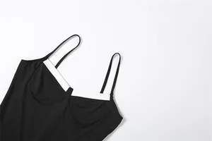 Vue détaillée d'un body en maille noire avec bordure contrastée blanche et bretelles.