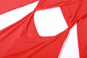 Primer plano del vestido rojo de manga larga con detalle de cintura hueca para mujer.