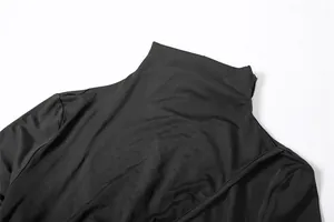 Primer plano del cuello alto de un elegante vestido negro para mujer actual