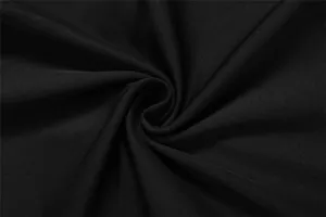 Gros plan sur un tissu en maille noire de haute qualité à la texture douce et élastique.