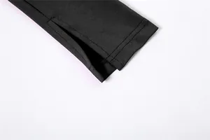 Primer plano del puño negro con detalle de abertura en un vestido ajustado de moda