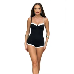 Vue détaillée d'un body en tricot noir sexy avec bordure blanche contrastée et bretelles.