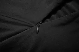 Primer plano del detalle de la cremallera invisible en el tejido negro de un vestido sexy