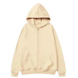 Vue de face d'un sweat à capuche beige uni avec fermeture éclair et poches kangourou
