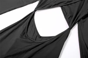 Primer plano del diseño con aberturas en forma de rombo en un vestido negro sexy