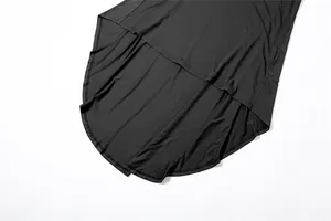 Vista detallada del dobladillo asimétrico alto-bajo de este elegante vestido ajustado negro