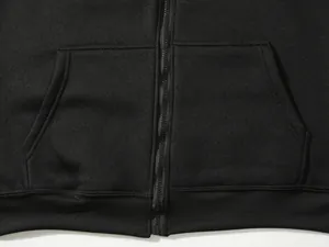 Vue détaillée d'un sweat à capuche noir avec poches et fermeture éclair fluide.