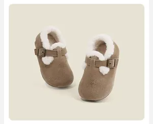 Détail de chaussures Birkenstock pour enfants en daim avec doublure polaire blanche