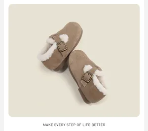 Vue détaillée de chaussures de marche à boucle pour enfants doublées en polaire pour l'hiver