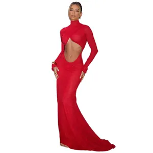 Elegante vestido largo rojo ajustado con cuello alto y abertura sexy en la cintura de gala