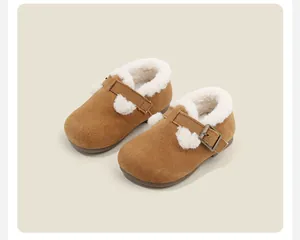 Détail de chaussures marron pour enfants doublées de fourrure avec boucle