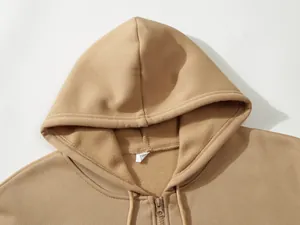 Gros plan d'un sweat à capuche zippé unisexe kaki montrant le col et la capuche