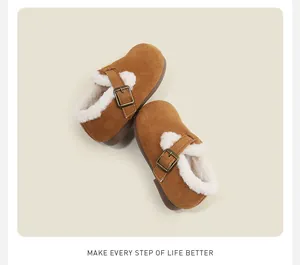Chaussures pour bambins en polaire marron avec boucle et détails en fausse fourrure.