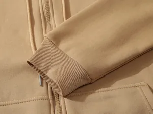 Gros plan sur le poignet côtelé et la fermeture éclair d'un sweat à capuche