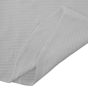 Primer plano de la textura de gofre blanca y forro interior suave de la sudadera de hombre.