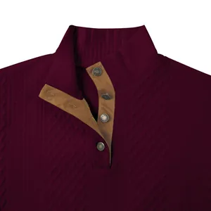 Detalle de sudadera jacquard burdeos para hombre con tapeta de botones