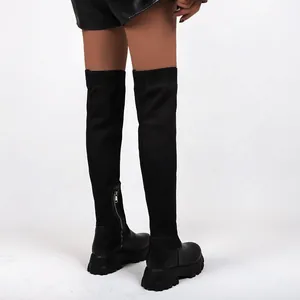 Gros plan détaillé de bottes montantes noires en tricot avec semelles épaisses crantées