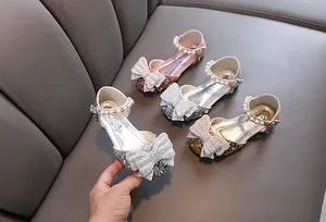 Detailansicht funkelnder Mädchen-Prinzessinenschuhe mit Perlen und Schleife