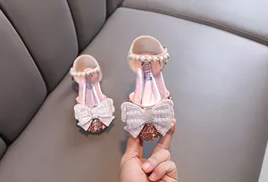 Detailansicht pinkfarbener Prinzessinnenschuhe für Mädchen mit glitzernden Schleifen