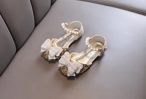 Elegante funkelnde goldene Prinzessinnenschuhe für Mädchen mit Schleife