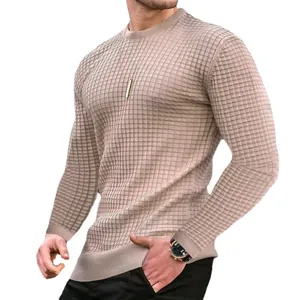Detailaufnahme der feinen Gitterstruktur dieses eng anliegenden Herren-Sweatshirts