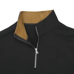 Dettaglio ravvicinato di felpa da uomo con mezza zip e collo alto in pile marrone