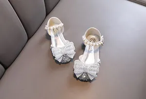 Glitzernde silberne Prinzessinnenschuhe für Mädchen mit Strassschleife und Perlenband