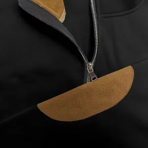 Dettaglio felpa uomo con mezza zip e fodera a contrasto in finta pelle scamosciata