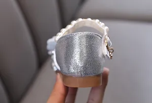 Detailansicht der silbernen Glitzer-Prinzessinenschuhe für Mädchen mit Perlenriemen