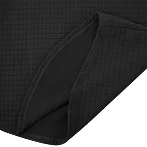 Detalle macro de la textura de tela acolchada negra en la sudadera para caballero