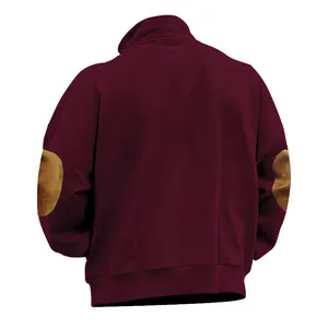 Vista posteriore di una felpa in pile bordeaux da uomo con eleganti toppe sui gomiti di classe