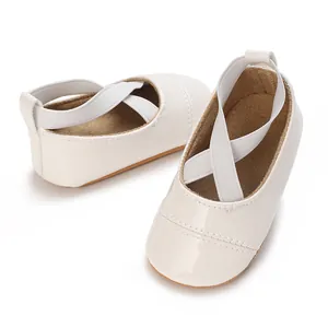Vue détaillée des chaussures de princesse blanches pour bébé avec semelle souple et brides