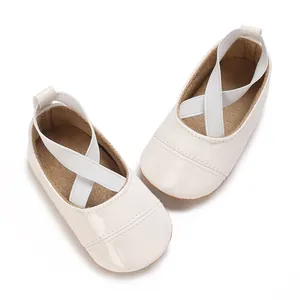 Gros plan de chaussures de princesse pour bébé fille blanches avec brides croisées élastiques