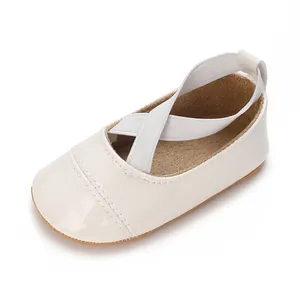 Vue détaillée de chaussures de princesse pour bébé fille en vernis crème avec brides croisées