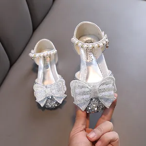 Glitzernde silberne Prinzessinnenschuhe für Mädchen mit Strassschleife und Perlenarmband