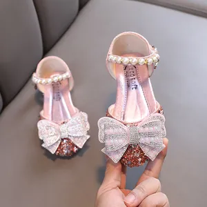 Glitzernde rosa Prinzessinnenschuhe mit Strassschleife und Perlenband für Mädchen