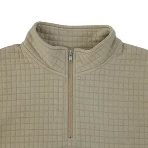 Primer plano de sudadera de hombre con media cremallera y textura de rejilla gofrada