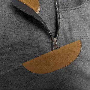 Dettaglio di felpa da uomo con mezza zip, colletto alla coreana e inserto marrone a contrasto