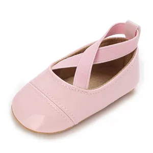 Vue détaillée des chaussures de princesse en cuir verni rose pour bébé fille